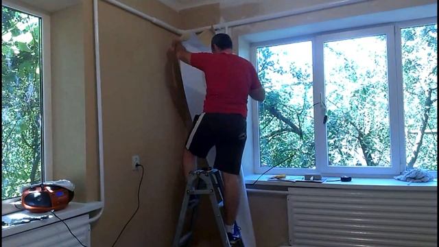 Как клеить обои в труднодоступных местах - за батареями и тубами... | Построй!КА. смотреть онлайн