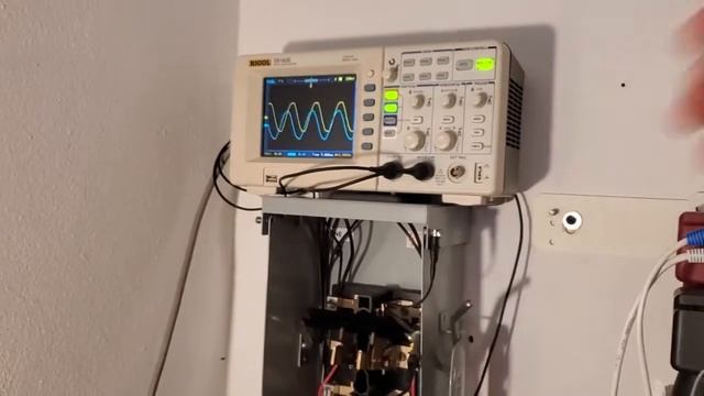 Inversor Schneider SW 4048 poniéndose en fase con el servicio de la red de energía eléctrica смотреть онлайн