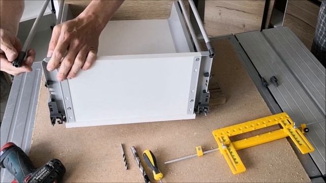 Установка фасадов на выдвижные механизмы "тандембокс" от Blum смотреть онлайн