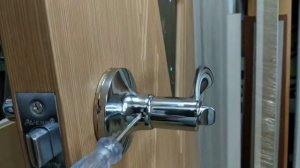 Как поменять местами фиксатор у межкомнатной ручки