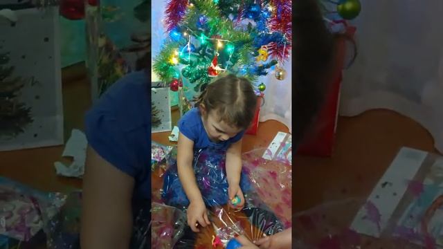 распаковка новогодних подарков. что подарить девочке 3 лет на новый год смотреть онлайн