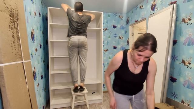 Ремонт в хрущевке, клеим канат, прикручиваю плинтус. Сборка мебели. Шкаф, стол, диван. смотреть онлайн