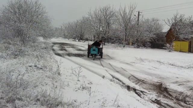 Муравей тюнинг спорт дрифтует по заснеженой улице смотреть онлайн