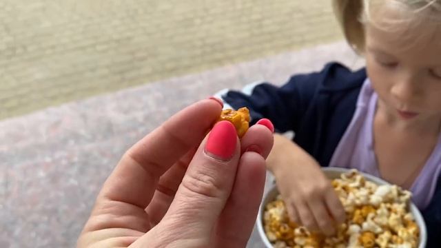 БРАТЬЯ В КИНО, РОДИТЕЛИ ПО МАГАЗИНАМ. ДЕНЬ БРОС ШОУ смотреть онлайн