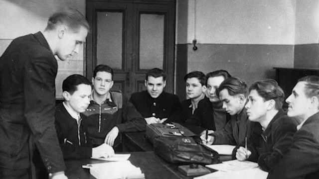 Его предлагали заспиртовать в банке, а он выжил и женился. История самого маленького мужчины СССР. смотреть онлайн