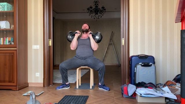 Жим сидя пары гирь по 40 кг х 5 смотреть онлайн