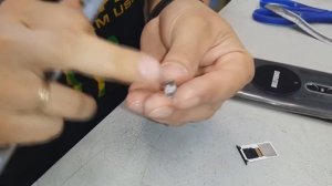 Как установить две симки и карту памяти в смартфон