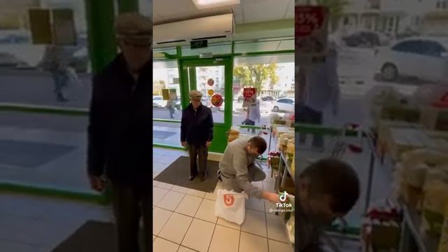 рабочий подарил дедушке продукты которому 88 лет? смотреть онлайн
