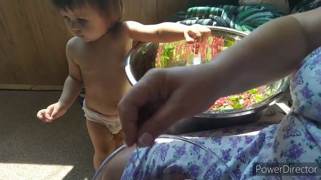 ДЕДУШКА СПИТ А ВНУЧКИ РАБОТАЮТ смотреть онлайн