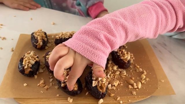 Рецепт детского сникерса, который легко сделать с мамой. Вкусно, быстро, полезно! Идеальный десерт смотреть онлайн