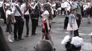 Танец выпускников с первоклассниками. Школа №96 г. Донецк 2015год