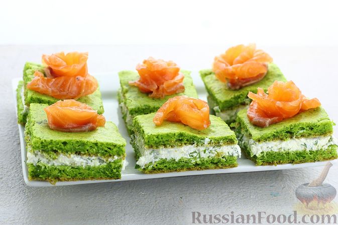 Закусочные пироженки, яркие не только по виду.
ШПИНАТНЫЕ КВАДРАТИКИ С ТВОРОГОМ И ОСЕТРОМ