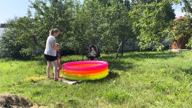 Возвращаемся на дачу. Что с огородом? Ждем автолавку. Поставили детский бассейн. смотреть онлайн