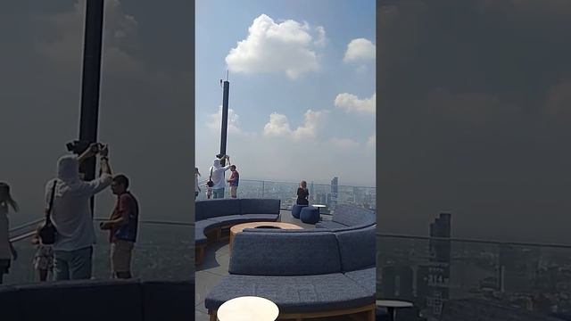 Вид на город Бангкок с самой высокой точки небоскреба Маха Накхон. Ноябрь 2019. смотреть онлайн