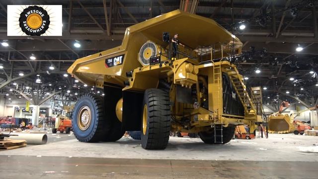 Moving a massive Caterpillar 794AC dump truck смотреть онлайн