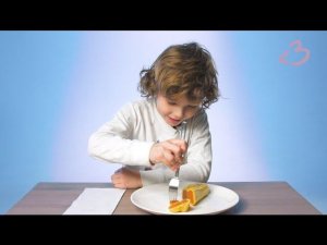 Дети пробуют боттаргу (вяленая икра тунца)