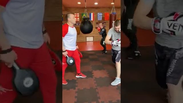 Андрей Панда опасен,тренеру 1boxingclub приходится уворачиваться от его ударов. смотреть онлайн
