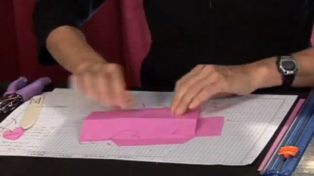 How to Make Valentine's Day Crafts : Folding Paper for a Scored Valentine's Day Box смотреть онлайн
