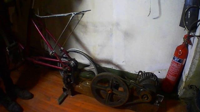 Велотренажёр с функцией зарядки аккумулятора 12В плюс 220 В через инвертор. смотреть онлайн