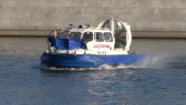 СУДНО НА ВОЗДУШНОЙ ПОДУШКЕ РМИ 00-32 НА МОСКВА-РЕКЕ