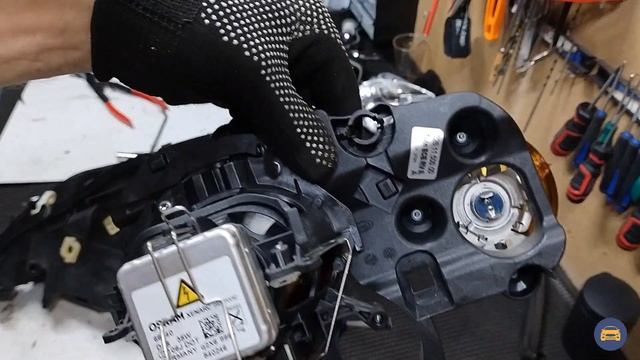 Замена стекла фары на BMW 3 series E91 / Разборка условно неразборного герметика смотреть онлайн