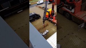 Установил на крыше кондиционер.
