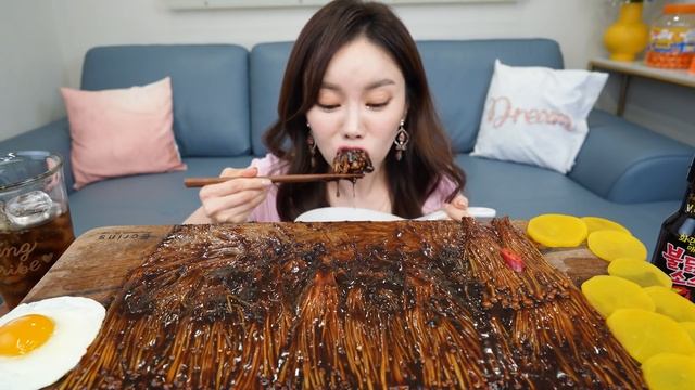 [Mukbang ASMR] 불닭 ? 직접 만든 짜장 팽이버섯 먹방 & 짜장소스 레시피 Jjajang Enokimushrooms Recipe Eatingshow Ssoyoung