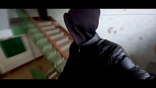 ВЫЖИВАНИЕ БЕЗ ДЕНЕГ В ГОРОДЕ l ОСТАЛСЯ СПАТЬ В ПОДЬЕЗДЕ смотреть онлайн