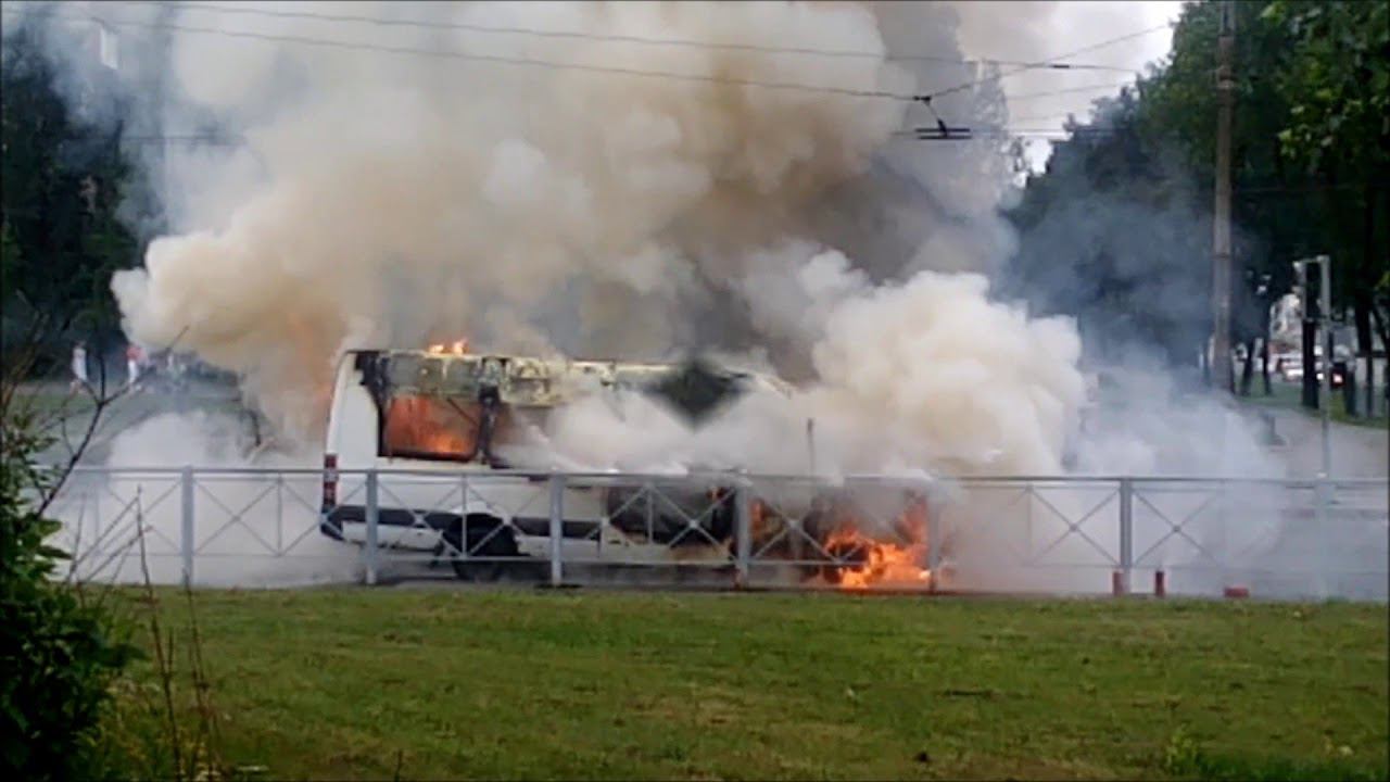 Сгорела маршрутка в Петербурге. Burned bus in St. Petersburg. смотреть онлайн