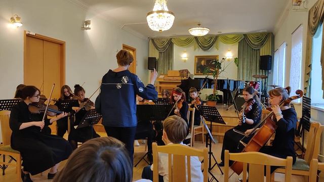 концерт в музыкальной школе. струнный ансамбль. Менуэт, Моцарт