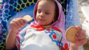 ❒ Мой день на море  Даша и Хелло Китти купаются в море  Видео для детей  My day at sea