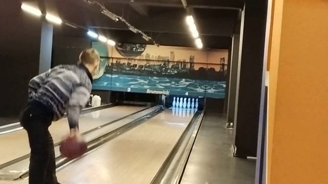 Отличное провождение времени в боулинге, с моим другом Ромой ч4.