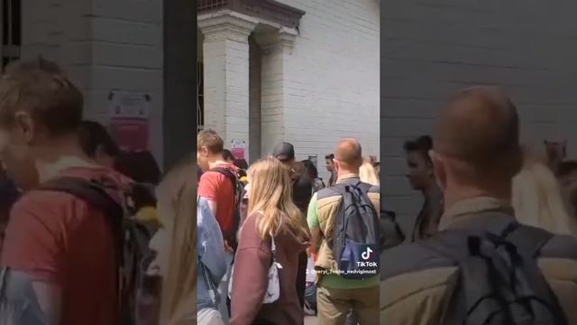 Очередь забрать с приюта бездомных животных в Киеве !Мы добрые люди)) смотреть онлайн