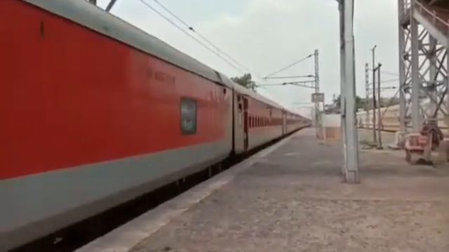 New Tinsukia Bangaluru Express Is Passing from Jakpur Station at 130 kmph смотреть онлайн