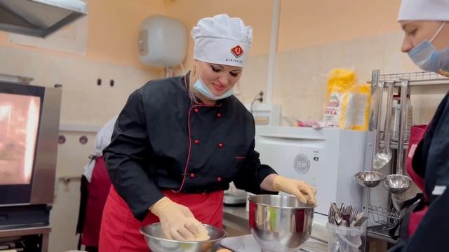 Мастер класс по приготовлению осетинских пирогов.mp4 смотреть онлайн