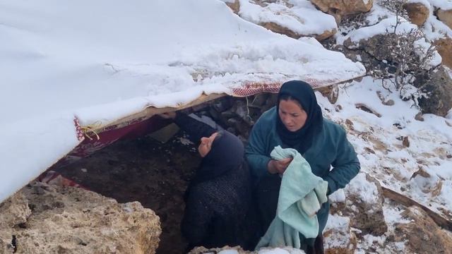 The Secret behind Snow 2024: A Nomadic Family's Quest for Shelter смотреть онлайн