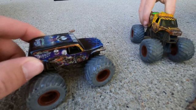 GRAVE DIGGER TURNS INTO A ZOMBIE!! | MONSTER JAM ZOMBIE vs HUNTER MONSTER TRUCK TOYS смотреть онлайн