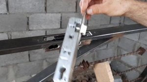 Вставляем замок в калитку забора из профильной трубы. Легко и просто!