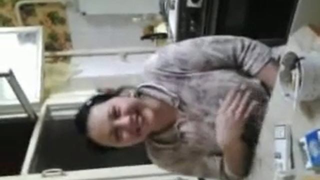 Девочка смеётся)))