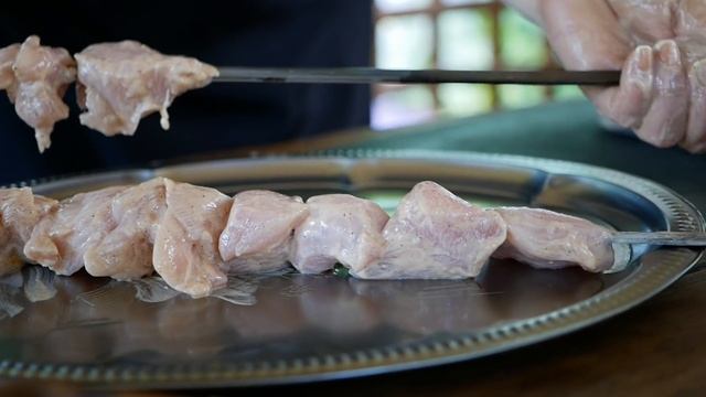 Как правильно приготовить СОЧНЫЙ шашлык из КУРИНОЙ грудки. Цыганка готовит. смотреть онлайн