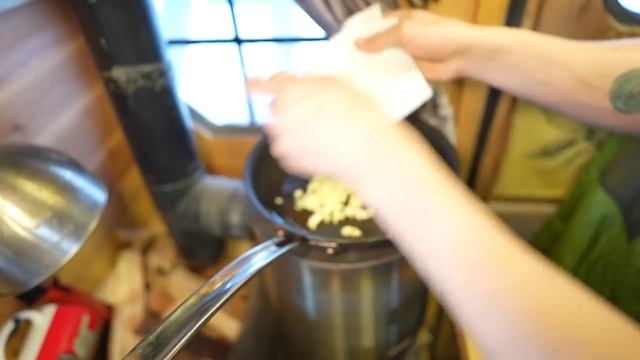 Riding Out an Epic Snowstorm Inside a Cozy Homemade Truck Camper #alaska #asmr #vanlife #camping смотреть онлайн