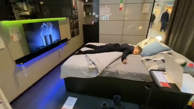 Как приятно когда ты можешь прямо провести тест кровати в Икее смотреть онлайн