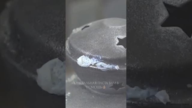 Лёд в новогоднем декоре. Создаём имитацию льда на сосновой шишке ? #shorts #новогодниеукрашения смотреть онлайн