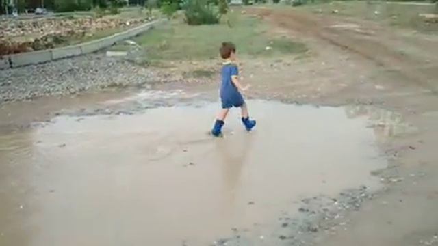 Лужи. Лужи. Прыгаем по лужам. Прогулка после дождя. 24.07.2018 смотреть онлайн