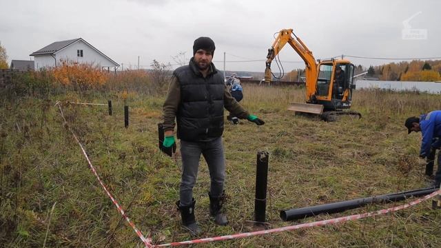 Домик "на дереве". Вкручиваем сваи, принимаем пиломатериал, отсыпаем въезд на участок. смотреть онлайн