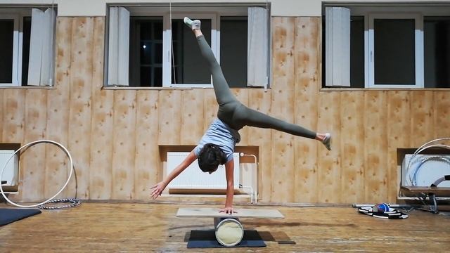 Первая стойка в одну руку на катушке. Вероника Кошель. КДМШ 14 смотреть онлайн