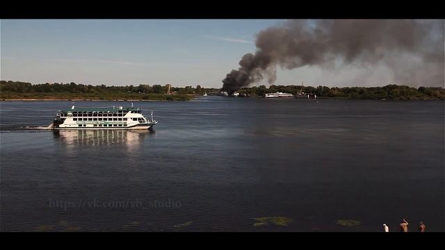 трехпалубный теплоход Святая Русь сгорел. смотреть онлайн