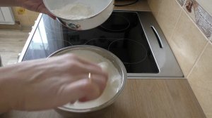 Два бисквита: классический и с разрыхлителем