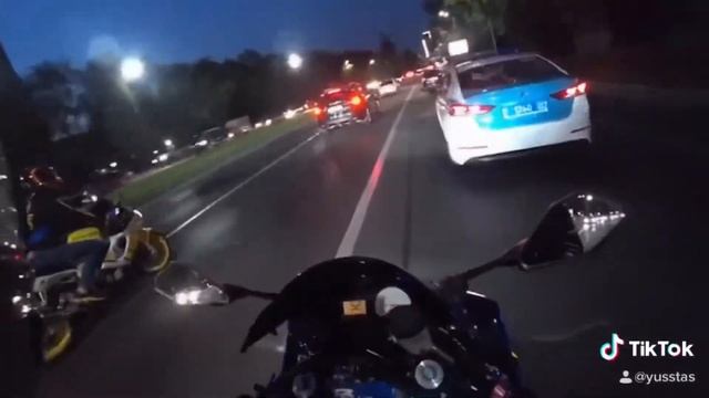 Из архива райда по трассе и Алматы на Yamaha YZF R6 смотреть онлайн