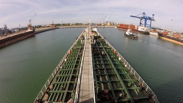 Подход крупнотоннажного танкера к причалу. Arrival to the port Amirabad.